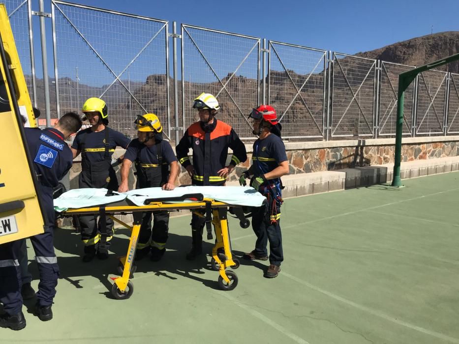 Dos heridos tras la precipitación de un vehículo por un barranco en Gran Canaria