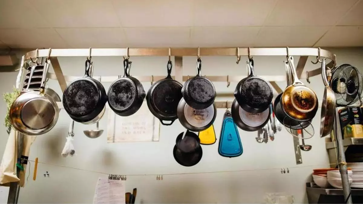 Esta es la mejor forma de quitar la grasa del culo de la sartén: nada de bicarbonato