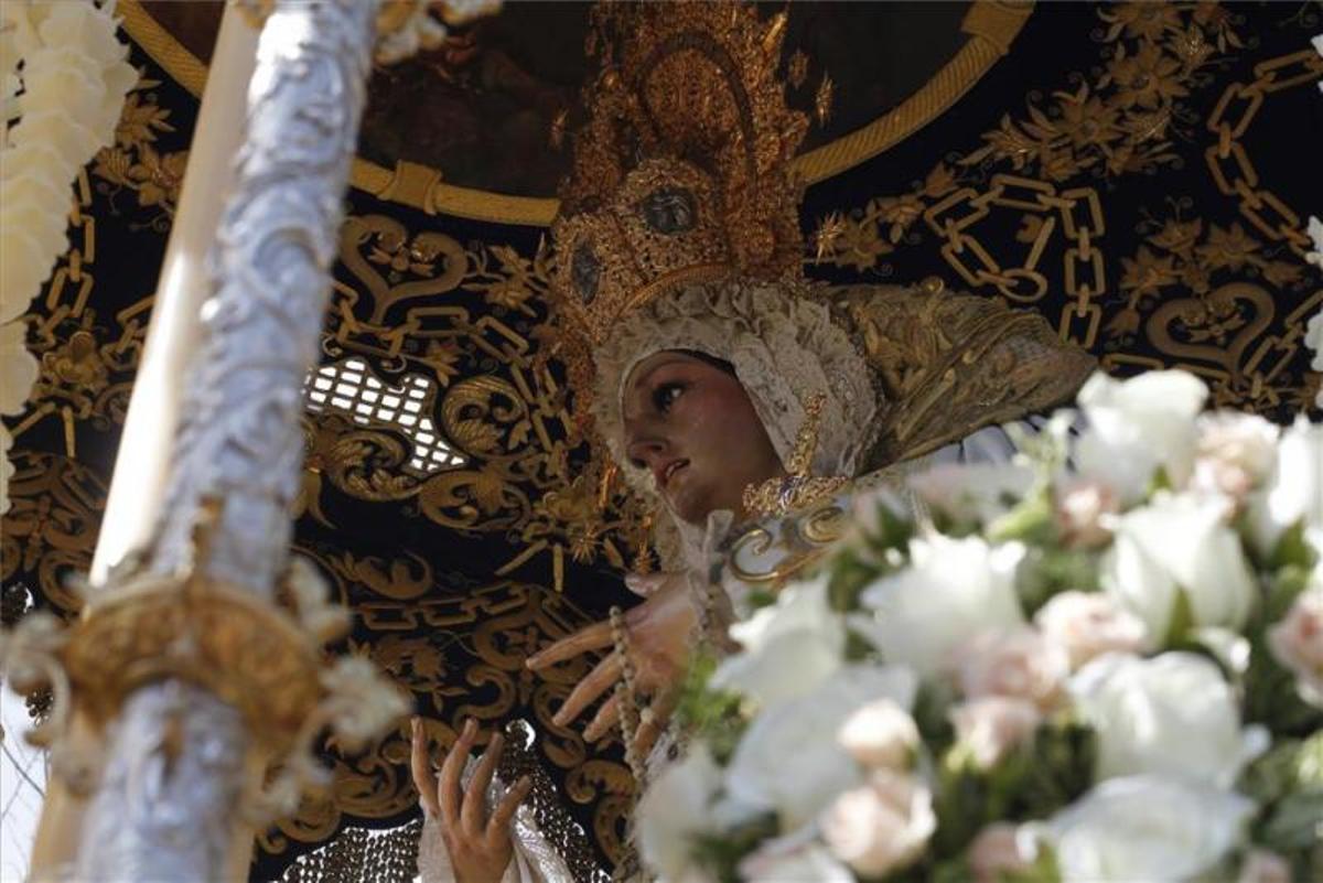 Una tarde primaveral envuelve a las cofradías el Lunes Santo