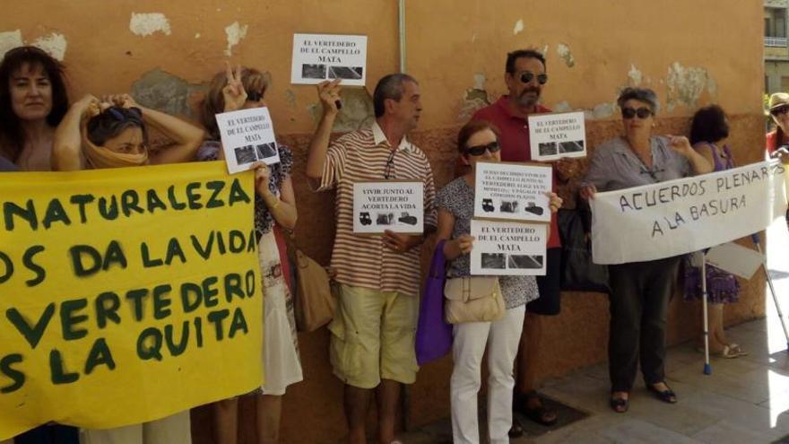 Protesta y desalojo del pleno de El Campello por los hedores del vertedero