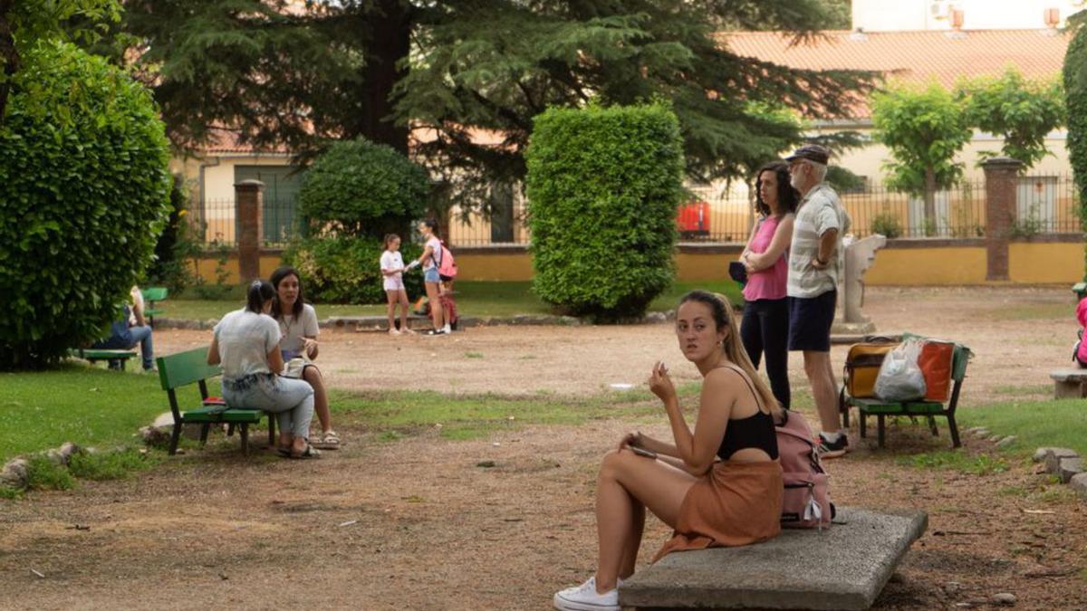 Algunos opositores dan el último repaso antes de comenzar. | J. L. Fernández