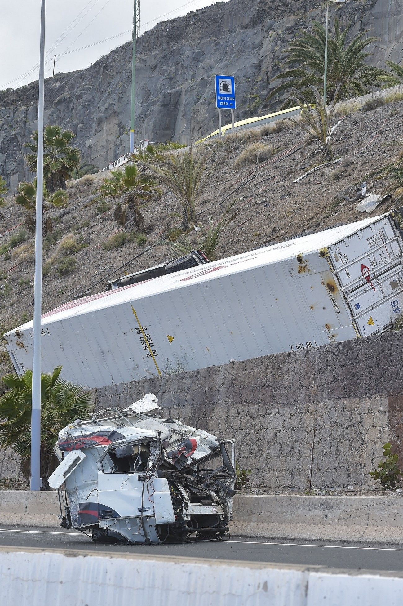 Accidente de un camión en una ladera cerca de La Laja