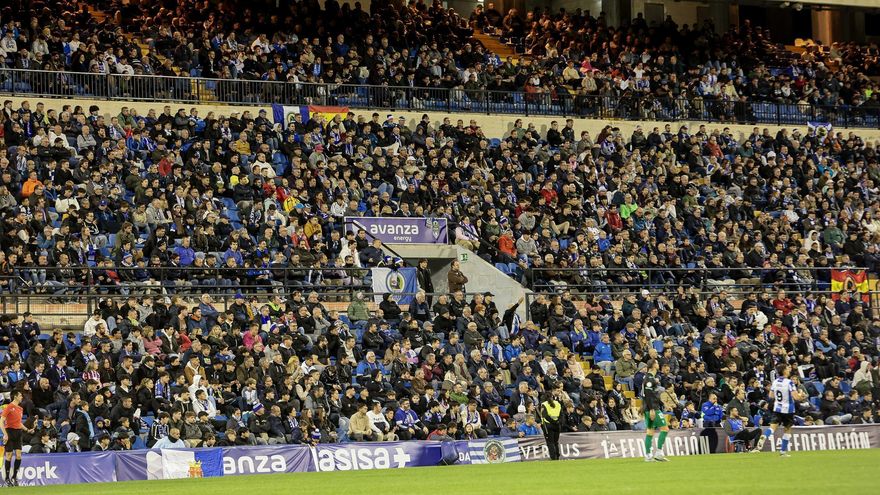La afición del Hércules anima a sus jugadores en el Rico Pérez.