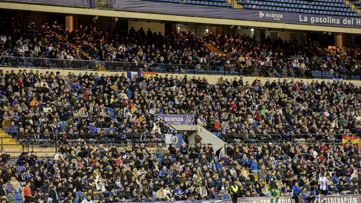 La afición del Hércules anima a sus jugadores en el Rico Pérez