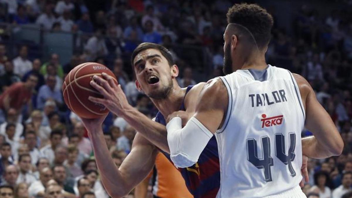 Satoransky, ante Taylor durante el choque disputado este miércoles en Madrid