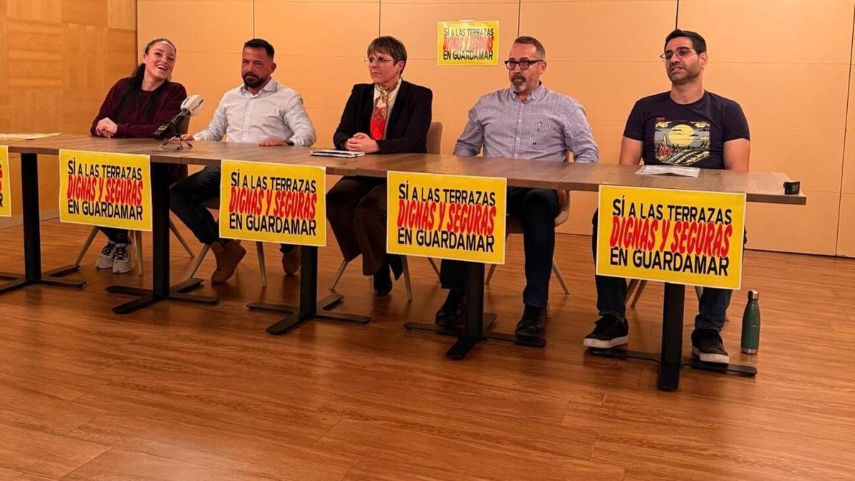 Imagen de la rueda de prensa conjunta de la oposición y vídeo de la primera protesta en contra de la ordenanza