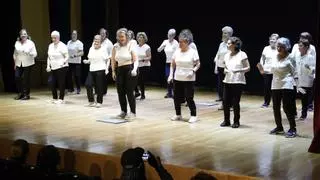 Los centros de mayores de Gijón sacan a escena su actividad diaria en una muestra colectiva