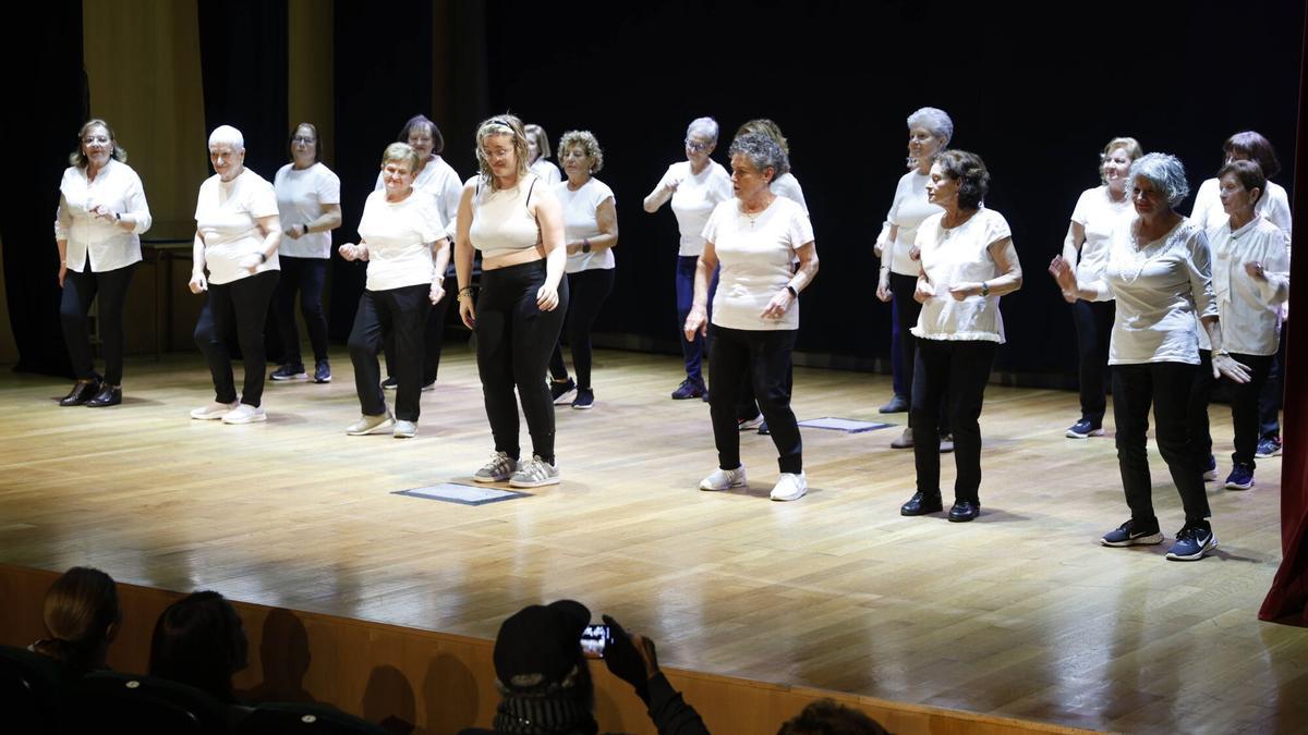 VÍDEO: Los centros de mayores de Gijón sacan a escena su actividad diaria en una muestra colectiva en el CMI Pumarín
