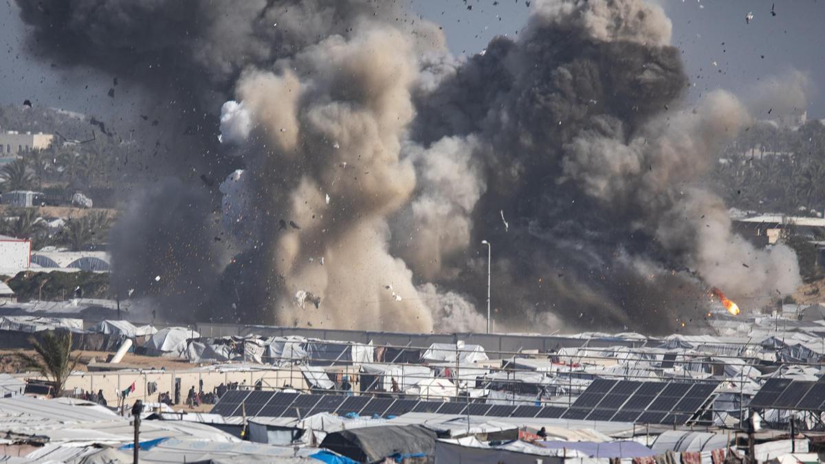 Israel bombardea Gaza durante la noche y mata a una decena de personas