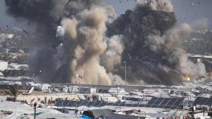 Israel bombardea Gaza durante la noche y mata a una decena de personas