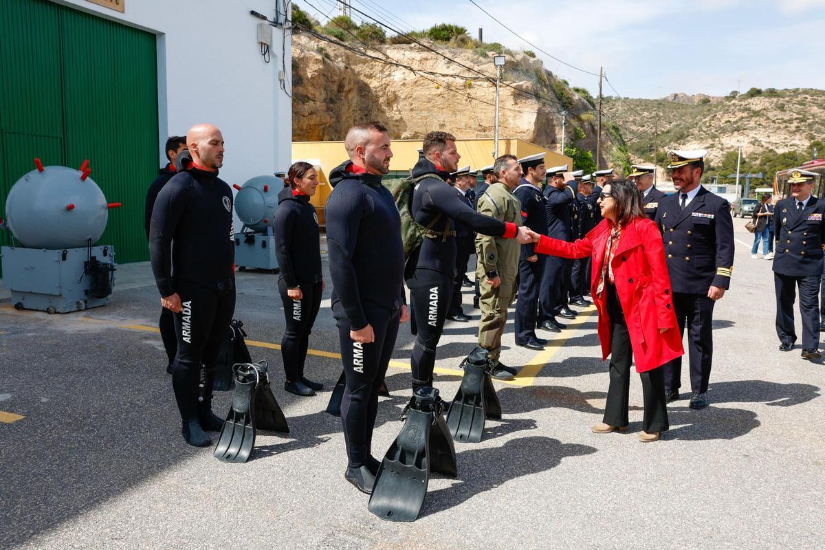 La ministra de Defensa, Margarita Robles, saluda a miembros de la Fuerza de Medidas Contra Minas (FMCM) durante su visita al Arsenal de Cartagena.