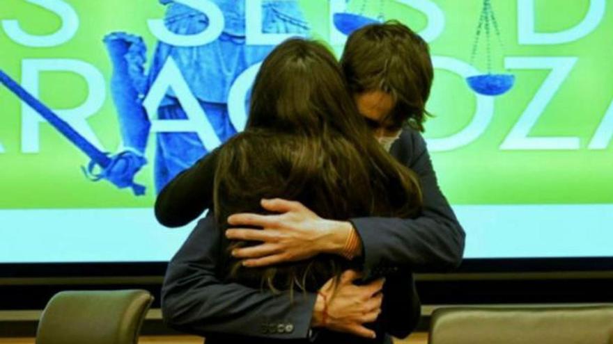 Javitxu abrazando a su madre tras un acto en el Congreso.