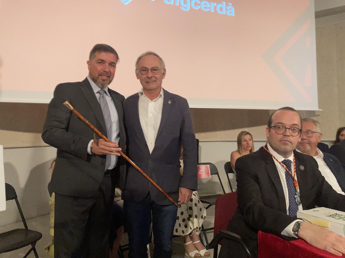 Jordi Gassió fa el relleu simbòlic de l'alcaldia a Joan Manel Serra