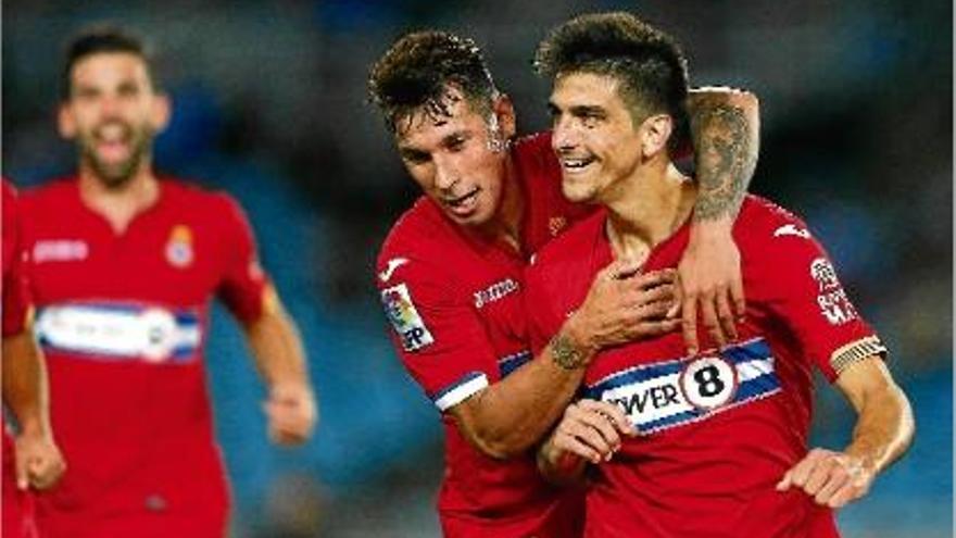 Hernán Pérez i Gerard Moreno celebrant un dels gols de l&#039;Espanyol ahir a Anoeta.