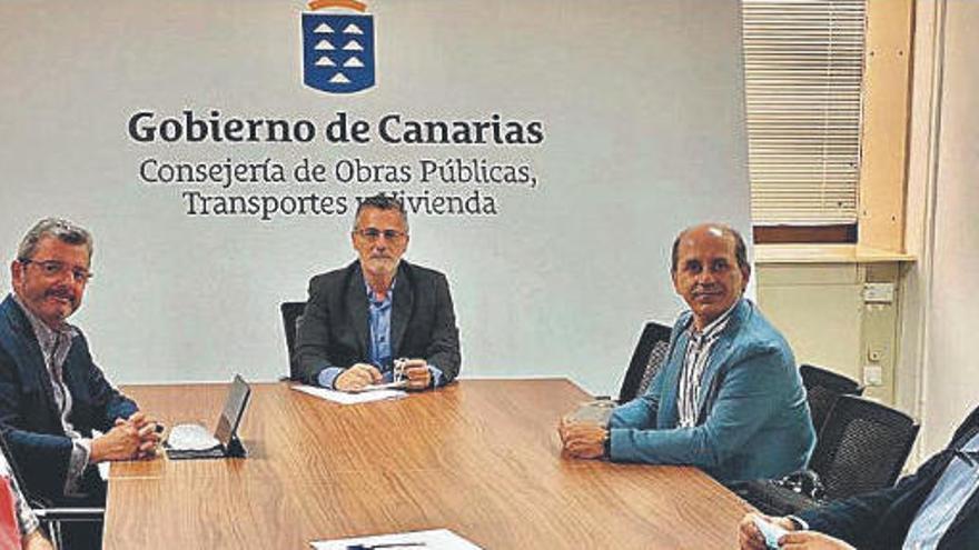 Los representantes empresariales, junto al director general.