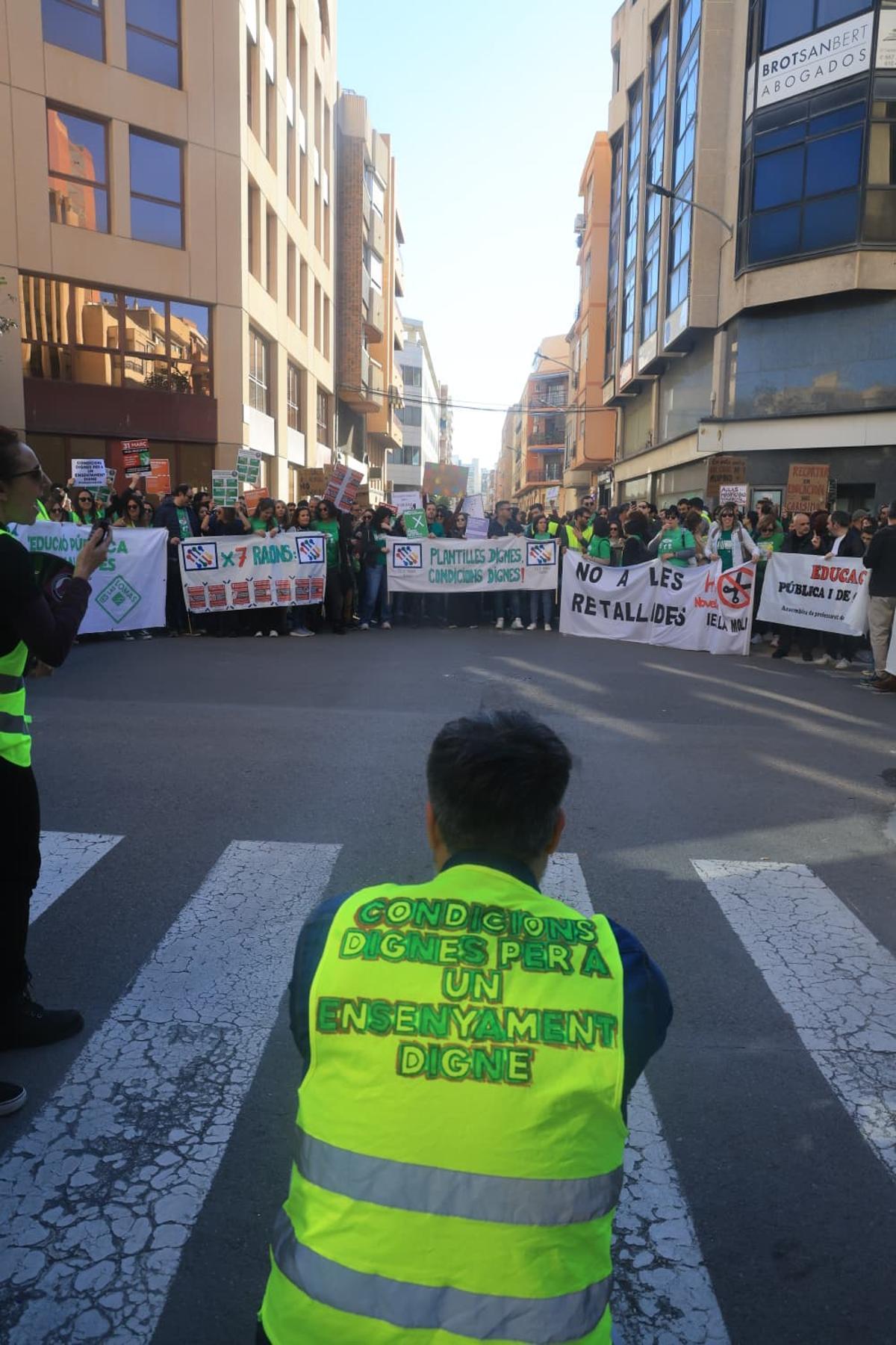Los profesores se concentran en Alicante para reclamar mejoras en la educación pública
