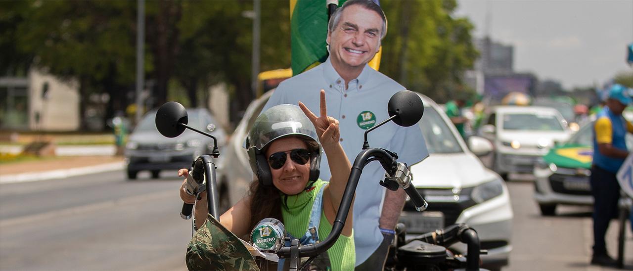 Una simpatizante de Jair Bolsonaro circula en moto en Brasilia.