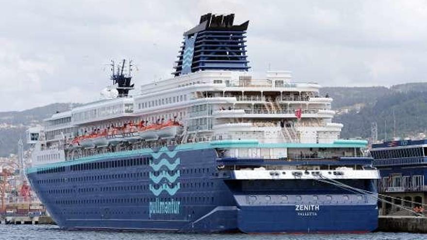 El &quot;Zenith&quot; de Pullmantur volverá a embarcar pasaje en Vigo. // M. G. B.