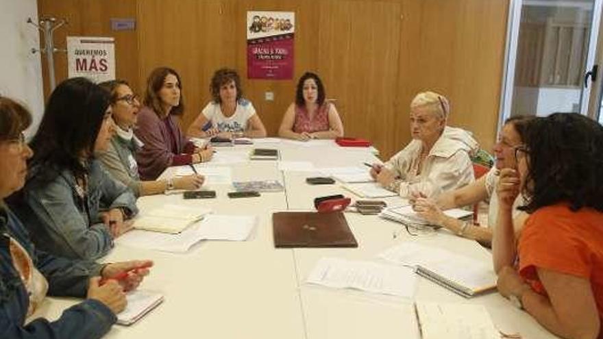 Las asistentes a la reunión de ayer en Piedras Blancas.