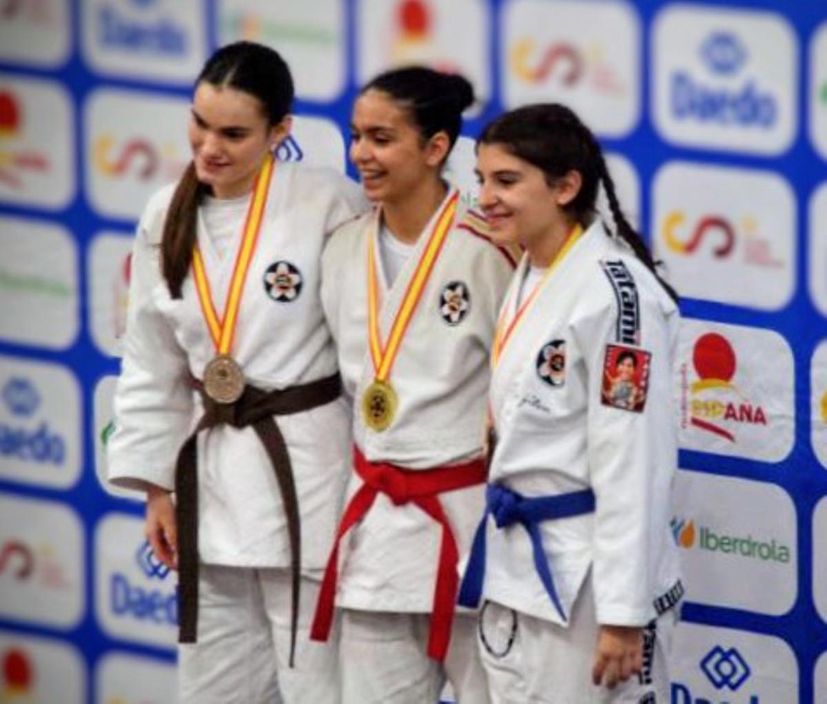 Núria Álvarez, al centre, amb les seves dues competidores