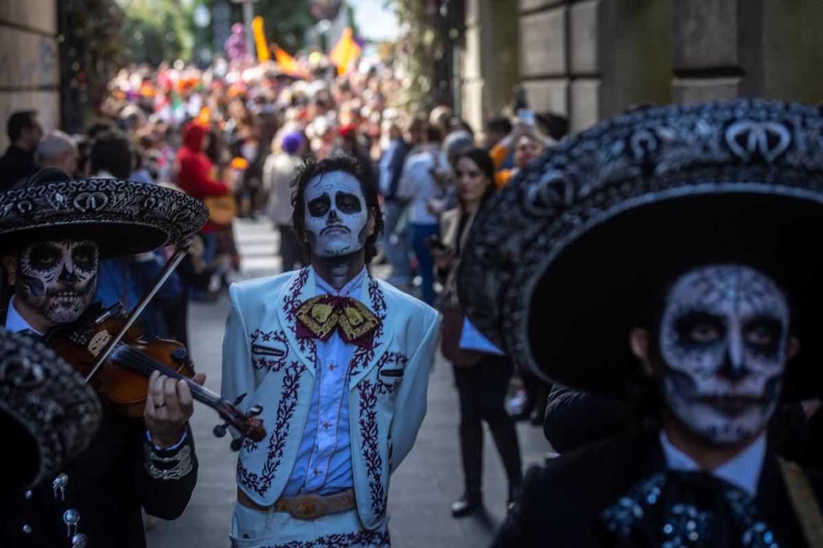 Espectacular desfile de Catrinas por La Rambla