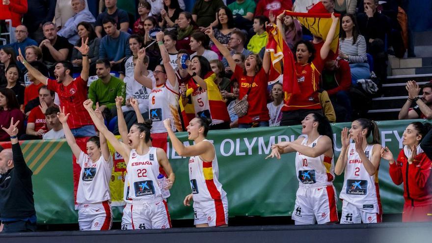 Irati Etxarri celebra una de les cistelles de la selecció espanyola des de la banqueta.