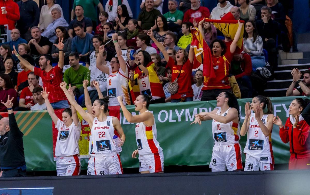 Irati Etxarri celebra una de les cistelles de la selecció espanyola des de la banqueta.