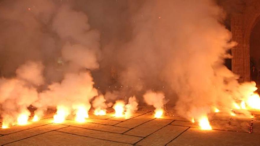 El fuego de la falla Corona recorrió ayer el Centro del Carmen. A la derecha, presidente, artistas, falleras mayores y el concejal Fuset, con el quinqué que custodia la llama.