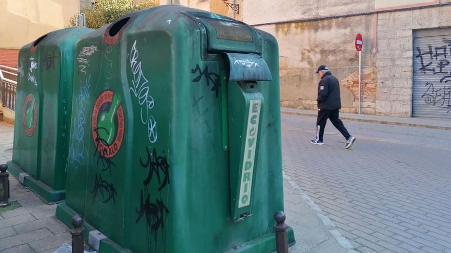 Contenedores de reciclaje de vidrio de la plaza de los Cubos de Toro dañados por las pintadas. | M. J. C.