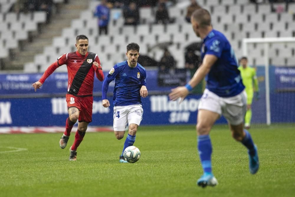 El partido entre el Real Oviedo y el Rayo Vallecano, en imágenes