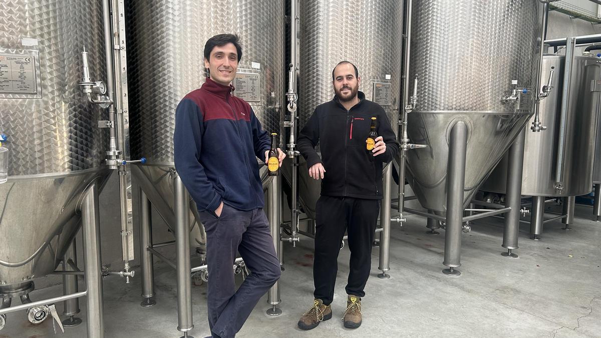 Gonzalo Merino, copropietario de la empresa, y Nacho García, maestro cervecero.
