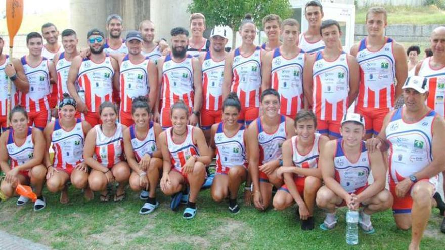 Los palistas del Kayak Tudense, ayer a la conclusión de la prueba. // FDV