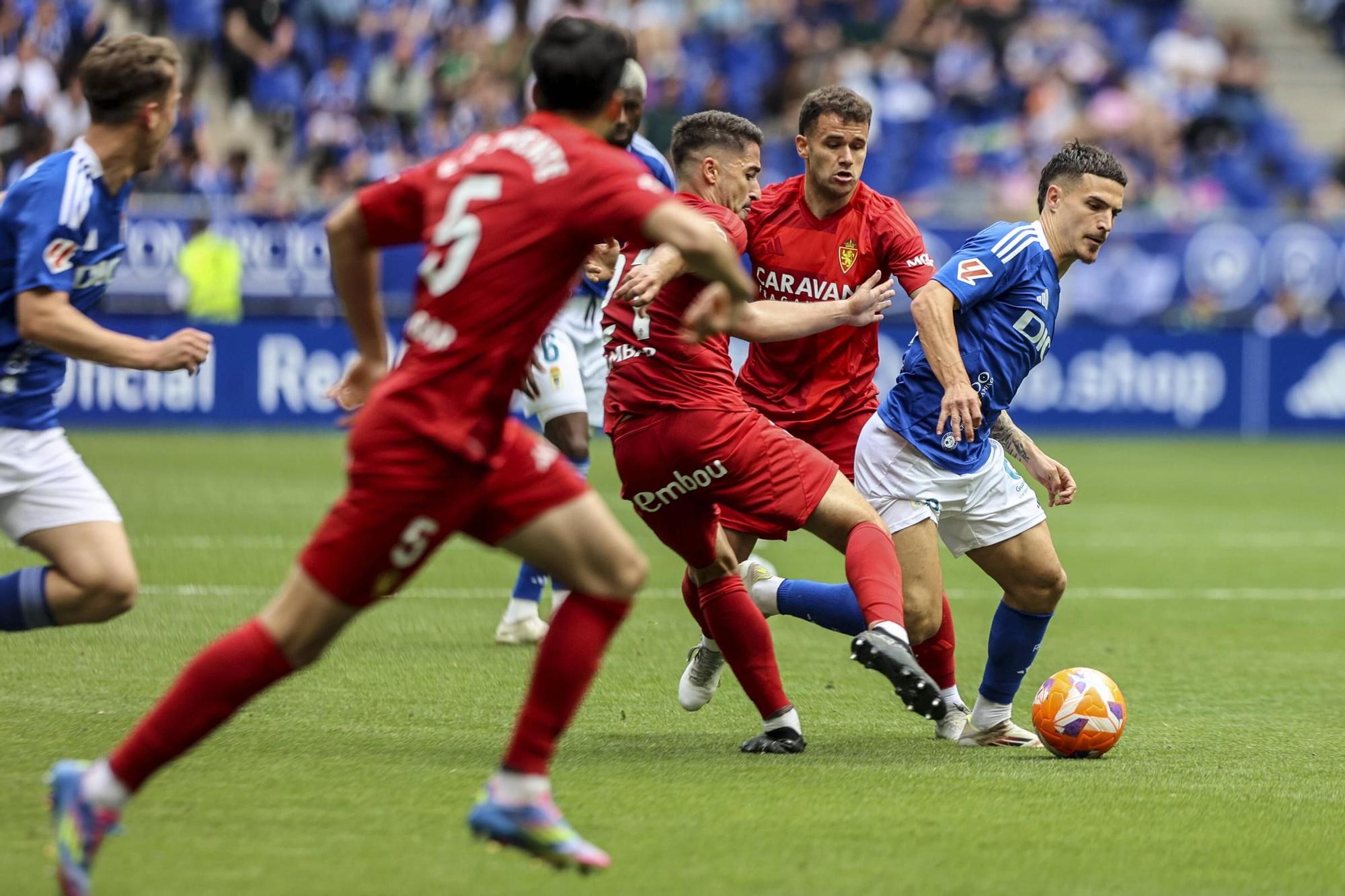 EN IMÁGENES: Ambientazo en la valiosa victoria del Oviedo contra el Zaragoza