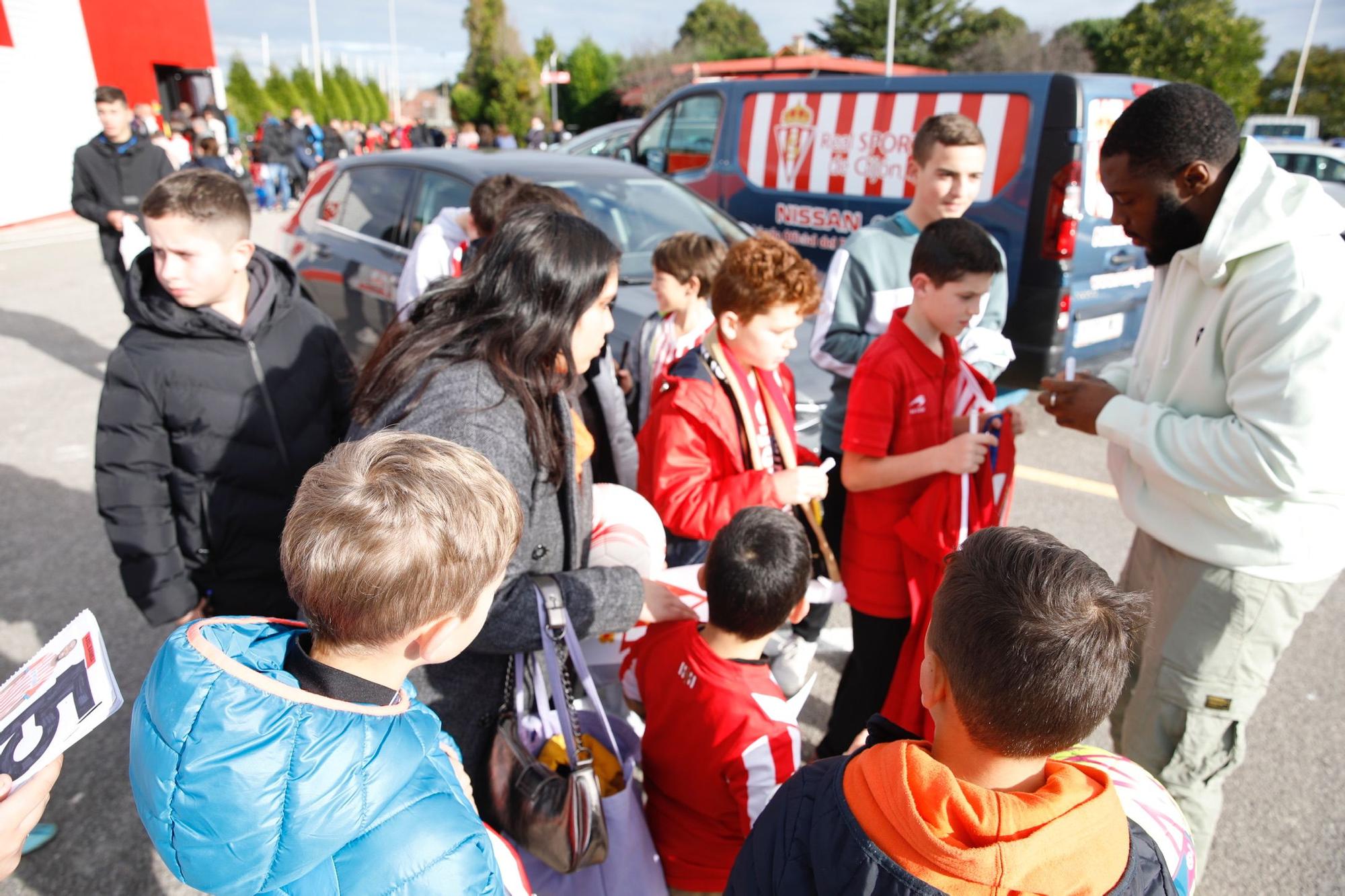 En imágenes: Así fue el encuentro entre aficionados y jugadores del Sporting