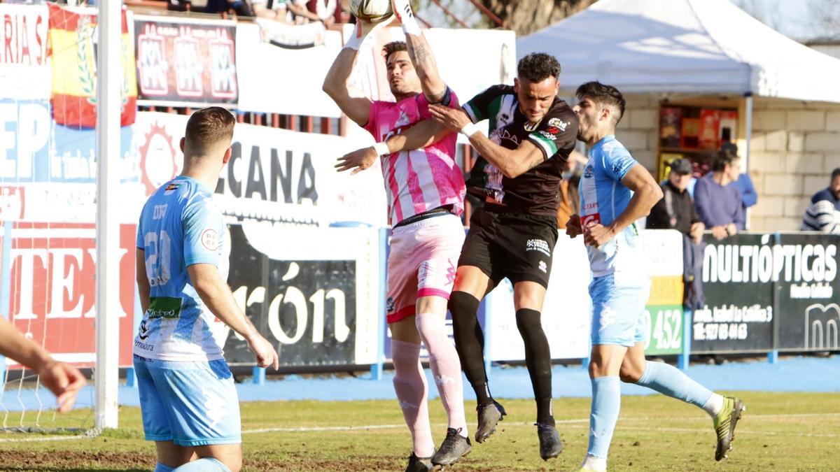 Alex Hernández atrapa un balón colgado al área cauriense.