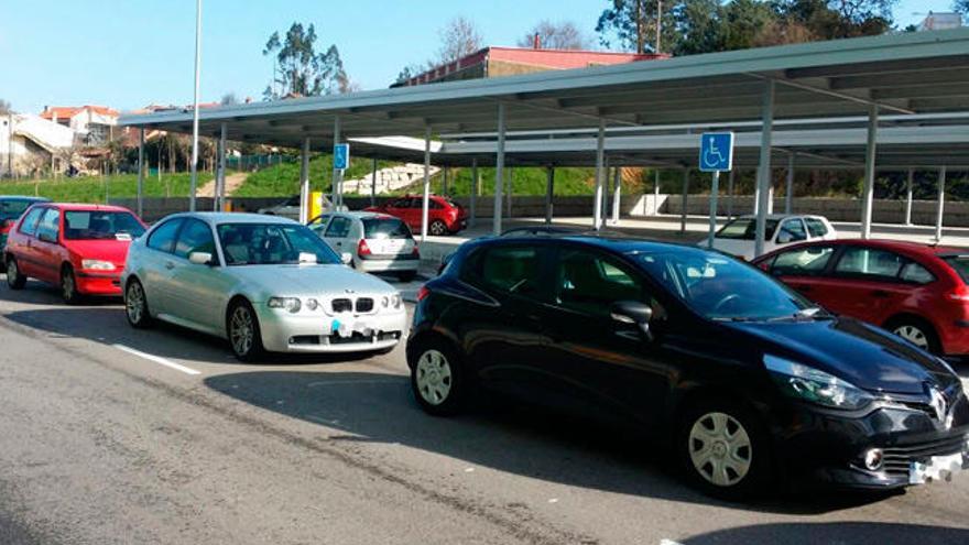 Coches aparcados en el Álvaro Cunqueiro // FDV