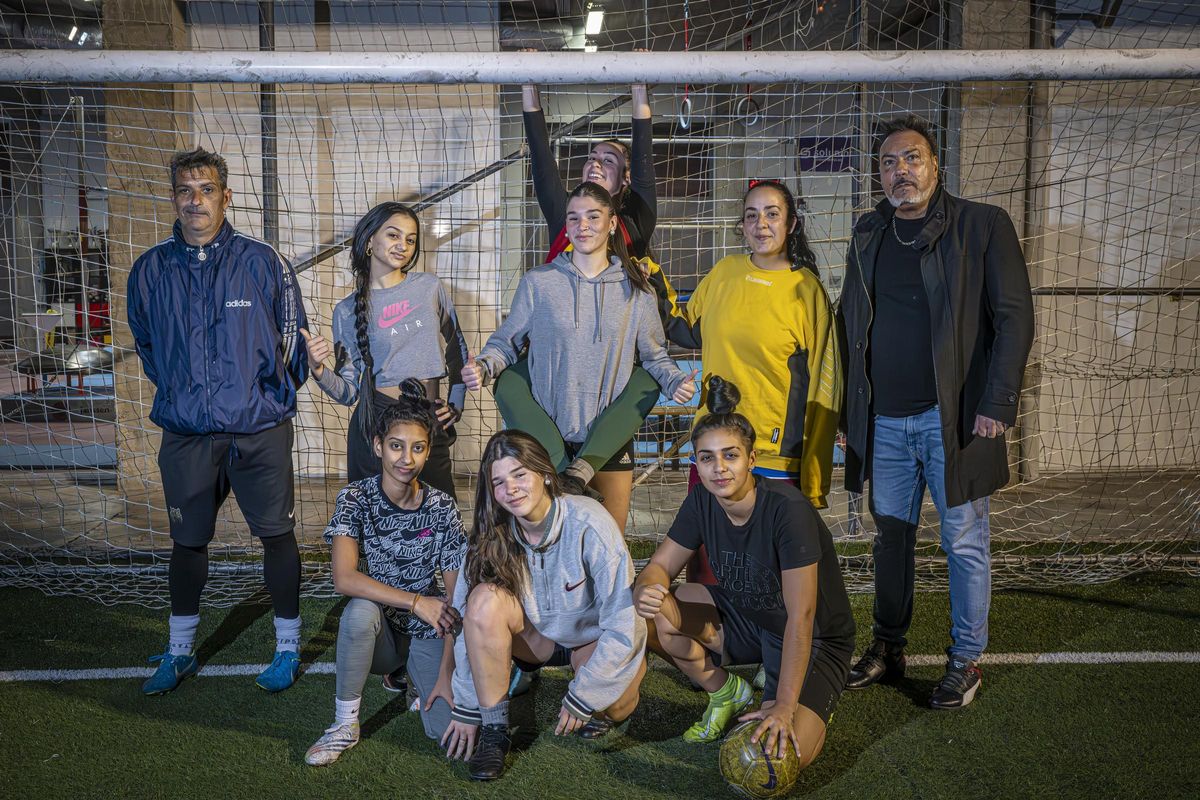 Entrenamiento del primer equipo de fútbol femenino que se crea en el barrio de La Mina