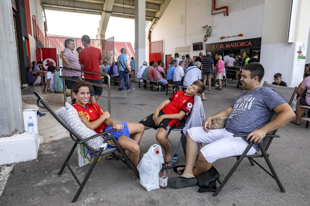 Largas colas en Son Moix para cambiar de asiento