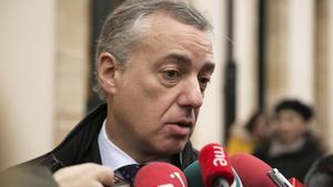 GRAF311  VITORIA  22 12 2017 - El lehendakari  Inigo Urkullu  opina ante los medios de comunicacion sobre los resultados de las elecciones autonomicas de Cataluna celebradas ayer  a su llegada hoy al Parlamento Vasco en Vitoria  donde hoy el pleno aprueba el proyecto de presuntos de Euskadi para 2018 gracias al acuerdo alcanzado entre los partidos que sustentan al Gobierno Vasco -PNV y PSE-EE- y el PP  EFE  David Aguilar