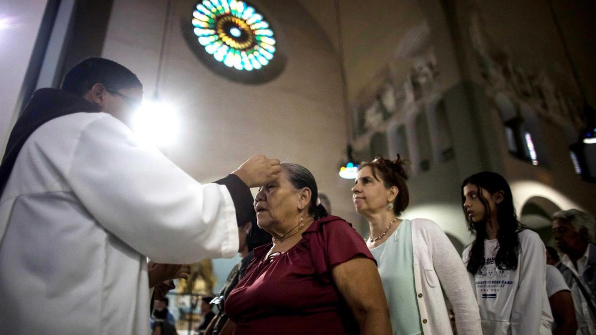 Varias personas durante la celebración de una misa