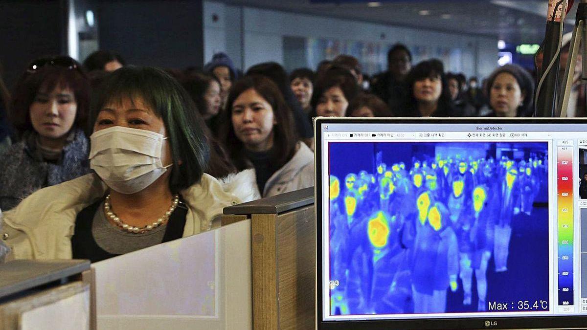 Pasajeros en un aeropuerto de Corea del Sur.