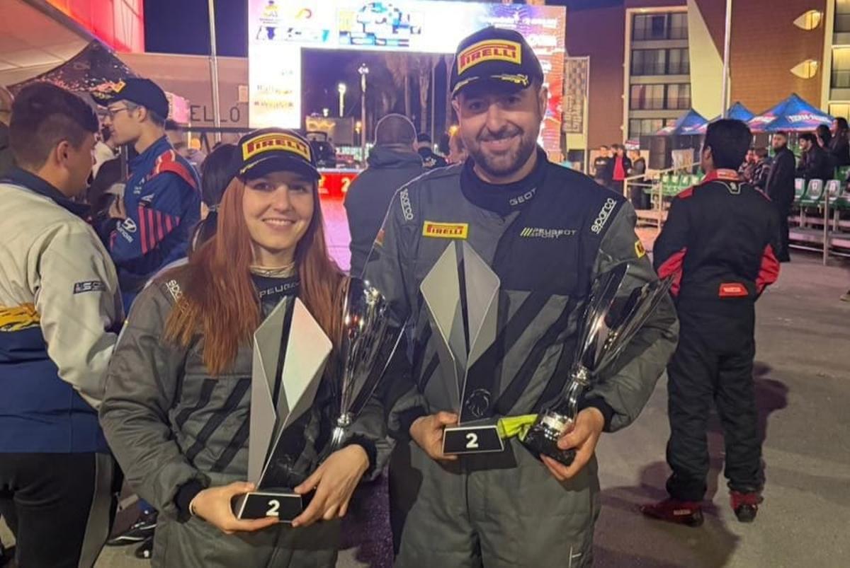 Lucía Otero y Pablo Fernández "Pistolo", con el segundo premio de la clasificación en las manos.