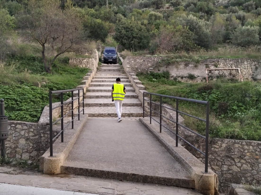 Un repartidor se pierde en la falda del Castell de Xàtiva y lo rescatan con una grúa