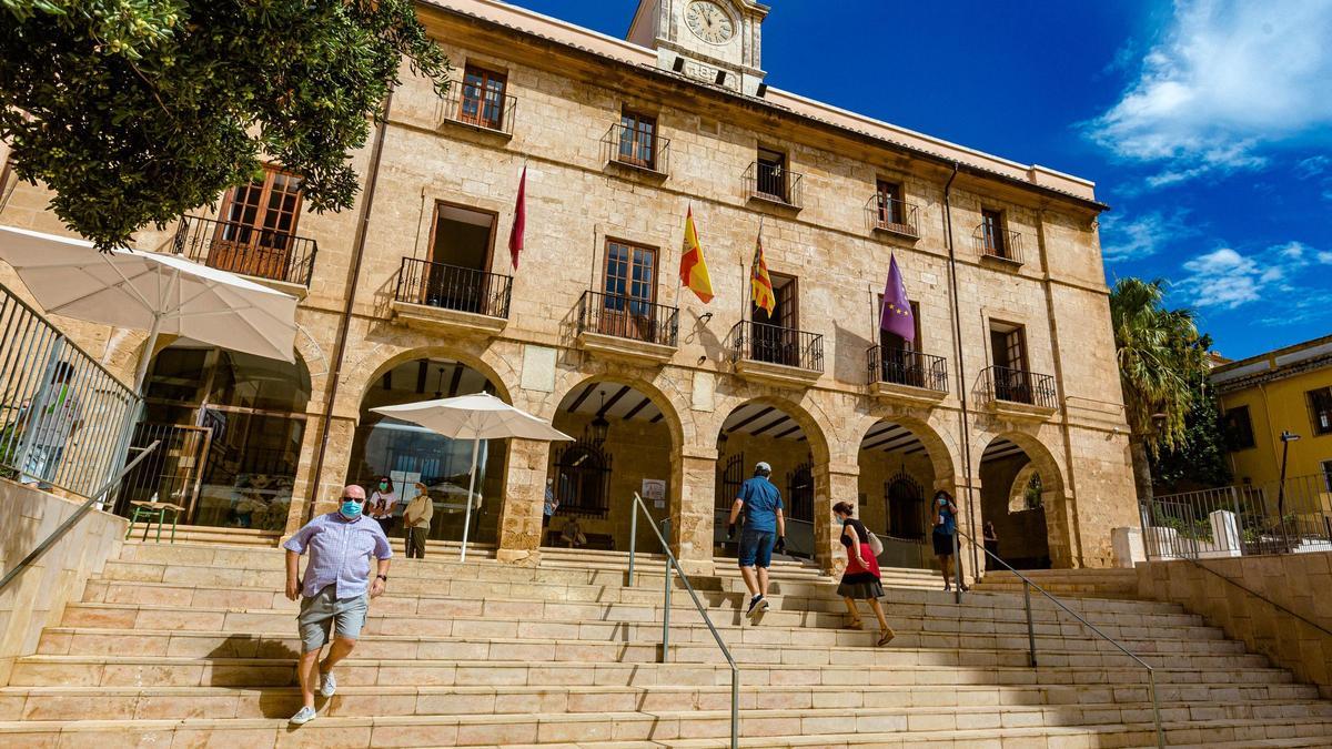 En Dénia confían en que con el descenso de turistas en septiembre los contagios bajen.