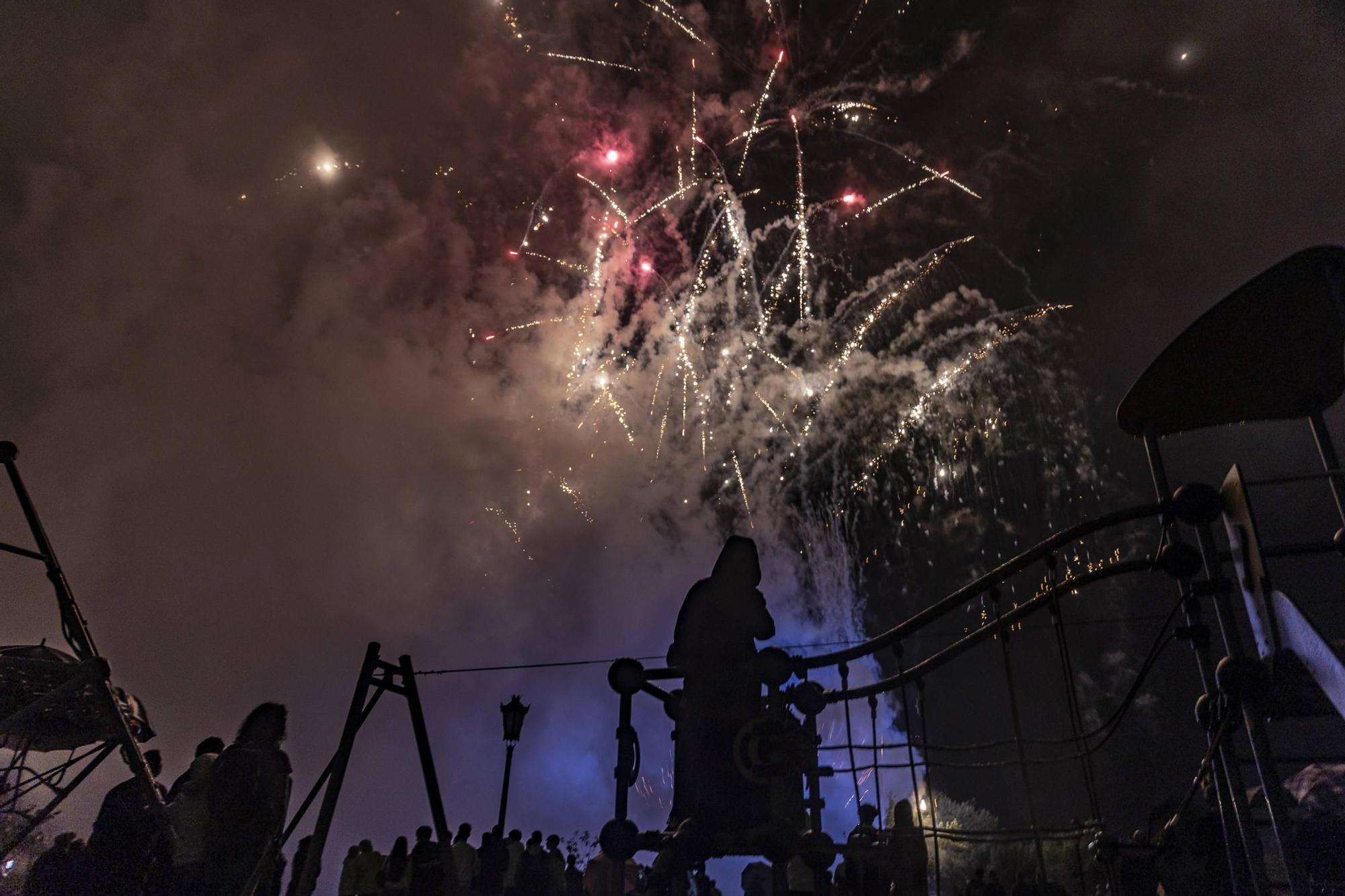 EN IMÁGENES: Así se vivieron unos fuegos de San Mateo bajo la lluvia en Oviedo