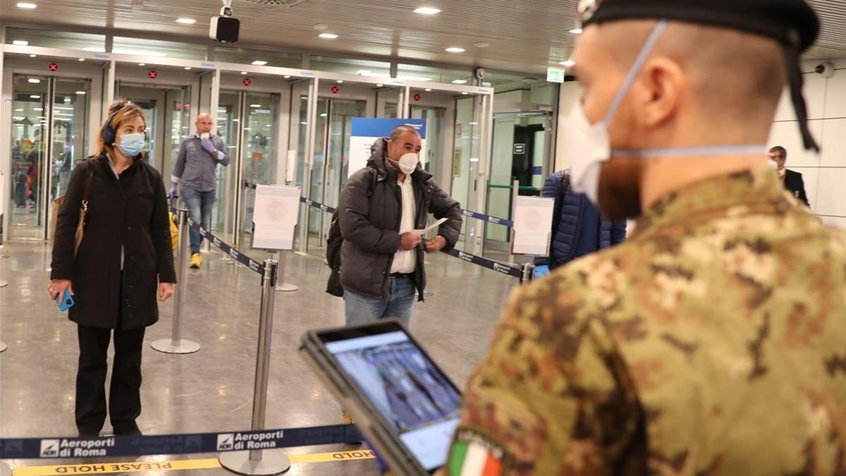 Control de temperatura corporal en el aeropuerto de Fiumicino (Roma).