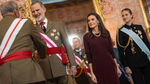 El Rei lloa el desplegament militar per la dana mentre Robles demana més efectius