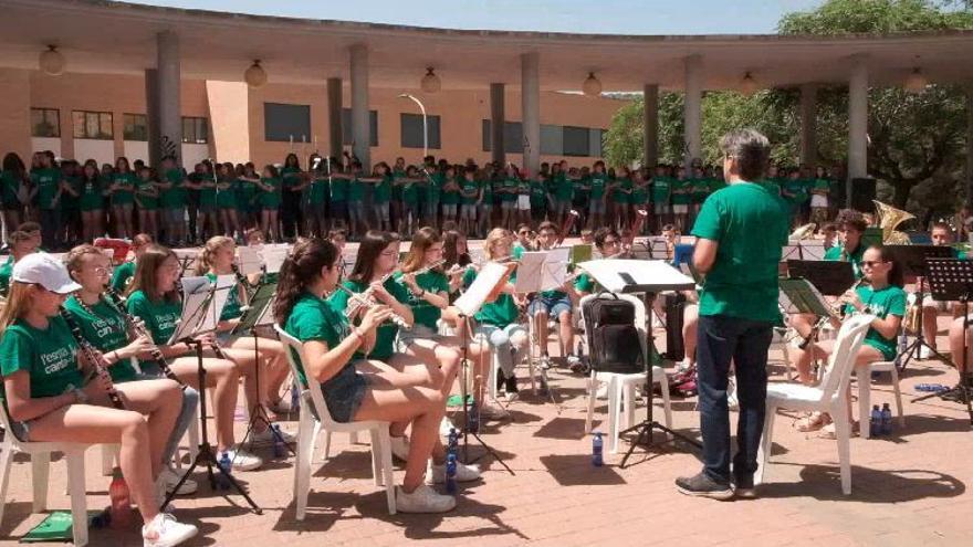 La plaza del Parque de la Vall d&#039;Uixó acogió el evento, protagonizado por niños y niñas de la localidad, Alfondeguilla y La Llosa.