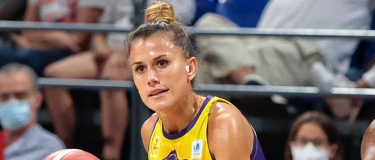 Gaby Ocete busca a una compañera para pasar el balón.