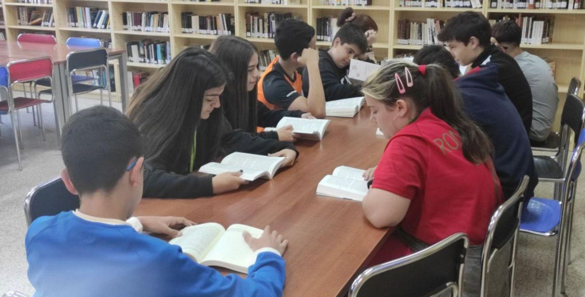 Miembros del club de lectura, con uno de los libros elegidos para este curso. | Cedida